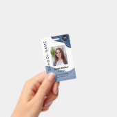 Lehrer Foto-ID eines Schülers in staubblau Ausweis (Handheld)