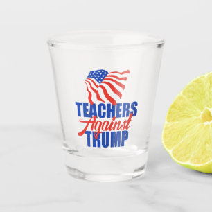 Lehrer gegen Trump bei den Wahlen 2024 Schnapsglas