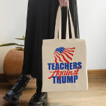 Lehrer gegen Trump bei den Wahlen 2024 Tragetasche<br><div class="desc">Lehrer gegen Donald Trump vereinen sich mit dieser Tasche aus dem Anti-Trump-Lehrer,  die die amerikanische Flagge für die Wahlen 2024 rot,  weiß und blau zeigt.</div>