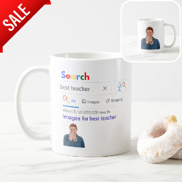 Lehrer gibt Kursmaterial von Kindern für Schulklas Kaffeetasse