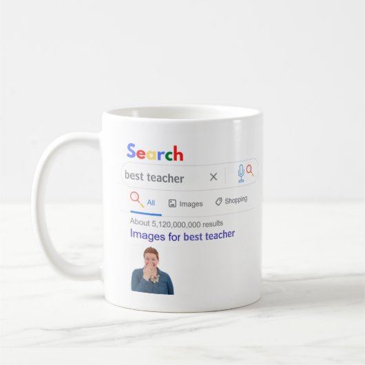 Lehrer gibt Kursmaterial von Kindern für Schulklas Kaffeetasse (Links)