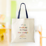 Lehrer Guten Tag Tiny Humans Moderne Fun Typografi Tragetasche<br><div class="desc">Spaß Teacher Tote Tasche lesen Es ist ein guter Tag,  TINY HUMANS in einem Aquarellbogen-Design zu lehren. Helles und modernes Geschenk für Lehrer. Passen Sie sich mit Ihrem Lehrernamen an!</div>