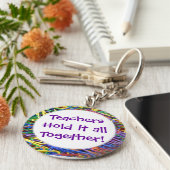 Lehrer halten sie zusammen schlüsselanhänger (Seite)