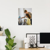 Lehrer helfen Schülern beim Labrador von Computern Poster (Heimbüro)