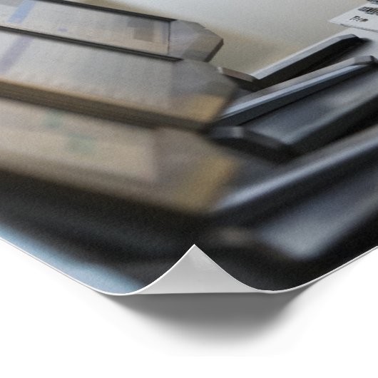 Lehrer helfen Schülern beim Labrador von Computern Poster (Ecke)