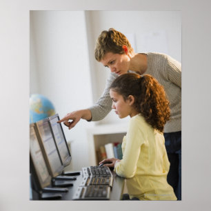 Lehrer hilft Schüler im Computerlabor Poster