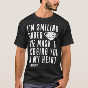 Lehrer lächelt unter Maske und umarmt das Herz T-Shirt