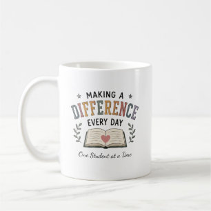 Lehrer mit individuellem Namen, der jeden Tag eine Kaffeetasse