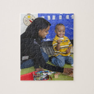 Lehrer mit Kleinkind im Kindertagesstätte Puzzle