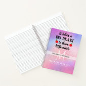 Lehrer nimmt ein großes Herz, um kleine Gedanken z Notizblock (Innenseite)