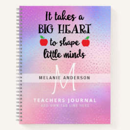 Lehrer nimmt ein großes Herz, um kleine Gedanken z Notizblock