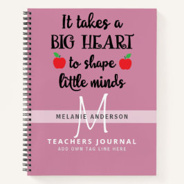 Lehrer nimmt ein großes Herz, um kleine Gedanken z Notizblock