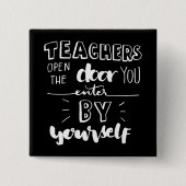 Lehrer öffnen die Tür, die Sie durch selbst Button (Vorderseite)