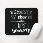 Lehrer öffnen die Tür, die Sie durch selbst Mousepad (Mit Mouse)