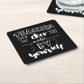 Lehrer öffnen die Tür, die Sie durch selbst Rechteckiger Pappuntersetzer (angewinkelt)