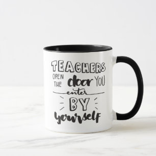 Lehrer öffnen die Tür, die Sie durch selbst Tasse
