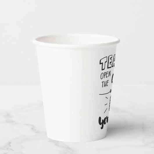 Lehrer öffnen die Tür, die Sie selbst betreten Pappbecher (Vorderseite)