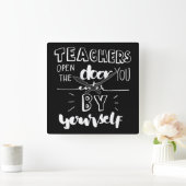 Lehrer öffnen die Tür, die Sie selbst betreten Quadratische Wanduhr (Zuhause)