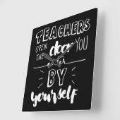 Lehrer öffnen die Tür, die Sie selbst betreten Quadratische Wanduhr (Winkel)