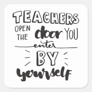 Lehrer öffnen die Tür, die Sie selbst betreten Quadratischer Aufkleber