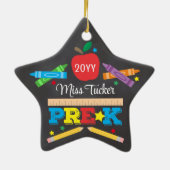 Lehrer Pre-K Preschool Crayons Chalkboard Star Keramik Ornament (Hinten)