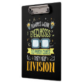 Lehrer tragen immer eine Brille in der Mathe-Klass Klemmbrett (Links)