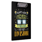 Lehrer tragen immer eine Brille in der Mathe-Klass Klemmbrett (Rechts)