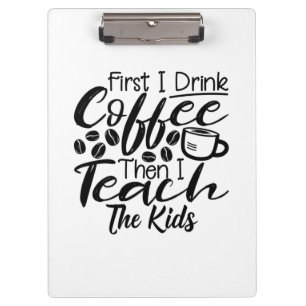Lehrer trinken Kaffee und unterrichten die Kinder Klemmbrett