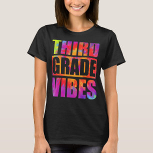 Lehrer und Schüler der 3. Klasse machen T-Shirts m
