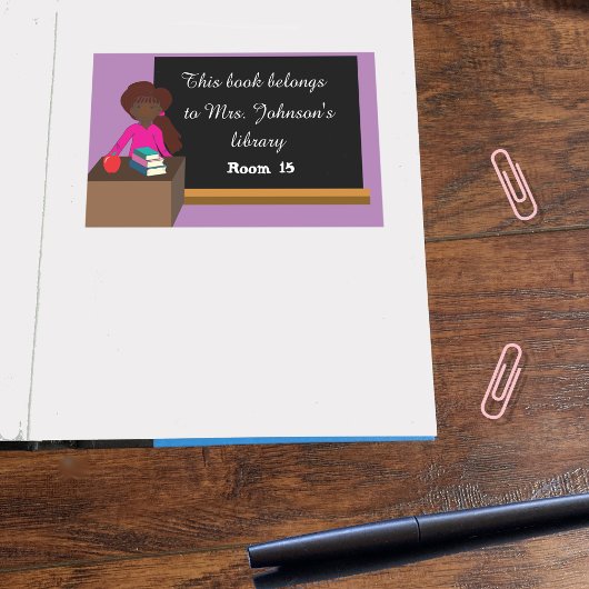 Lehrerin am Schreibtisch Buchzeichen der Klassenbi Rechteckiger Aufkleber