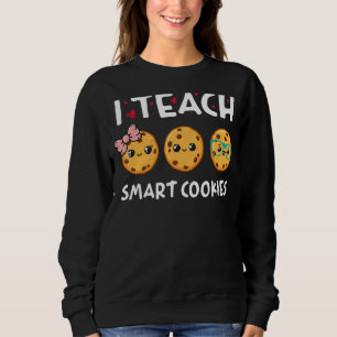 Lehrerin, die ich mir intelligente Cookies in der Sweatshirt