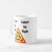 Lehrerin für Tag, Gamer für Nacht Kaffeetasse (Vorderseite Links)