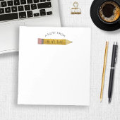 Lehrerin im Klassenzimmer Stift Individuelle Name Notizblock