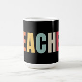 LEHRERIN in farbenfrohen Buchstaben Kaffeetasse (Mittel)
