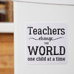 Lehrerin inspirierende Typografie-Zitat Magnet<br><div class="desc">"Lehrer verändern die Welt ein Kind nach dem anderen" nachdenkliche Typografie zitiert in schwarz-weiß. Bitte beachten Sie,  dass die Hintergrundfarbe verändert werden kann (nach Auswahl von CUSTOMIZE Option).</div>
