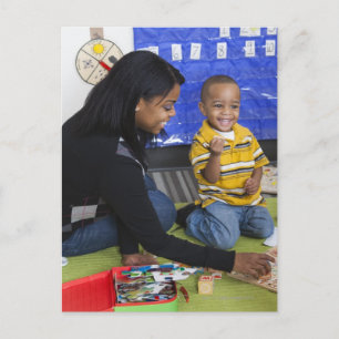 Lehrerin mit Kleinkind in der Kinderbetreuung Postkarte