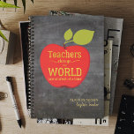 Lehrerin Name Gold Script Red Apple Blackboard Planer<br><div class="desc">Eleganter Stilplaner mit goldener Folie Schrift "Lehrer verändern die Welt je einen Schüler",  in einem großen roten Apfel,  individuelle Name und Titel                  Es kann ein durchdacht Sake-Geschenk machen,  um Ihre Dankbarkeit und Wertschätzung zum Ausdruck zu bringen,  und danke an Ihren besten Lehrer!</div>