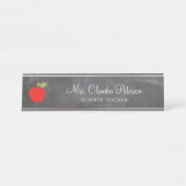 Lehrerin Name Red Apple White Script auf Chalkboar Schreibtischnamensplakette (Vorderseite )