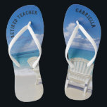 Lehrerstrand mit Liegestühlen in Sand Badesandalen<br><div class="desc">Das perfekte Geschenk für Rentner!  Pünktlich zum Tragen von Flip Flops zum Strand jeden Tag.  Es gibt eine ruhige Szene mit dem Ozean und zwei Stühle im Sand. Sie haben "Rentner" auf ihnen.  Auf der rechten Seite umdrehe flop personalisieren Sie mit Ihrem Namen.</div>