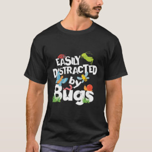 Leicht abgelenkt durch den Bug des Entomologen Ins T-Shirt