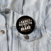 Leicht abgelenkt durch den Gay Bären-Stolz Button (Beispiel)