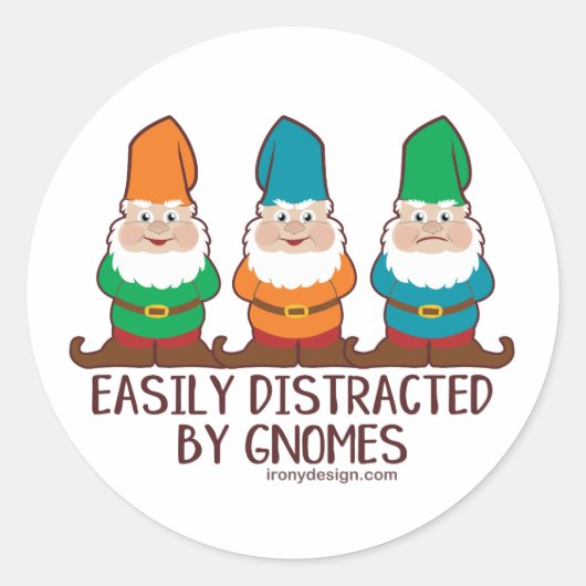 Leicht abgelenkt durch Gnomes Classic Round Sticke Runder Aufkleber (Vorderseite)
