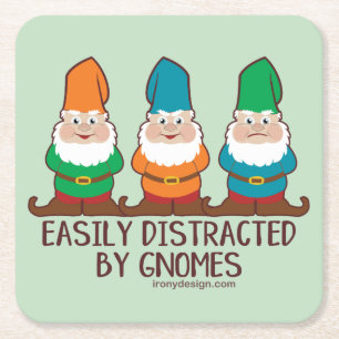 Leicht abgelenkt durch Gnomes Rechteckiger Pappuntersetzer