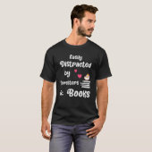 Leicht abgelenkt durch Hamster Buchhaken Hamsterbu T-Shirt (Vorne ganz)