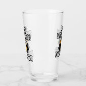 Leicht abgelenkt durch Hunde und Bierglas Glas (Links)