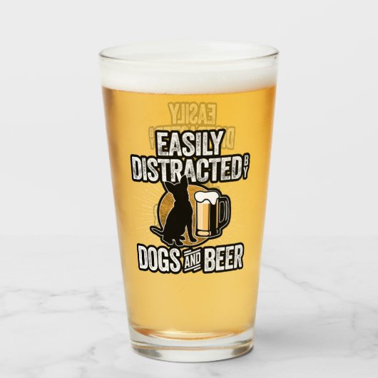 Leicht abgelenkt durch Hunde und Bierglas Glas (Vorne (Gefüllt))