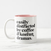 Leicht abgelenkt durch Kaffee & koreanische Dramen Zweifarbige Tasse (Links)