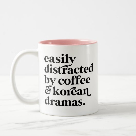 Leicht abgelenkt durch Kaffee & koreanische Dramen Zweifarbige Tasse (Links)