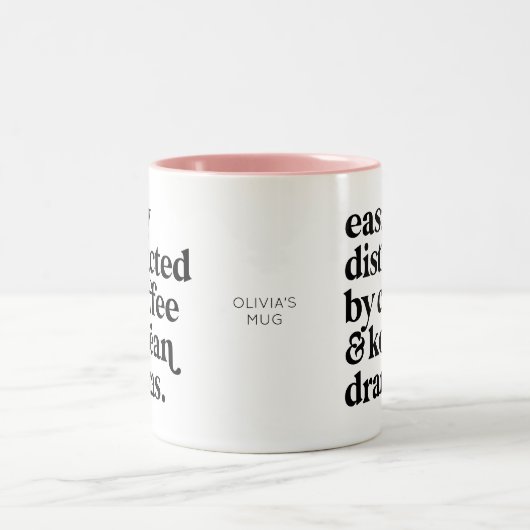 Leicht abgelenkt durch Kaffee & koreanische Dramen Zweifarbige Tasse (Mittel)