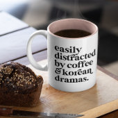 Leicht abgelenkt durch Kaffee & koreanische Dramen Zweifarbige Tasse
